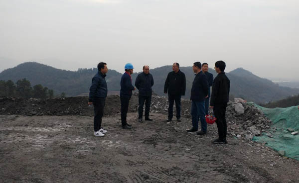 集團公司黨委副書記、總經理龔華東到矸石項目部視察 